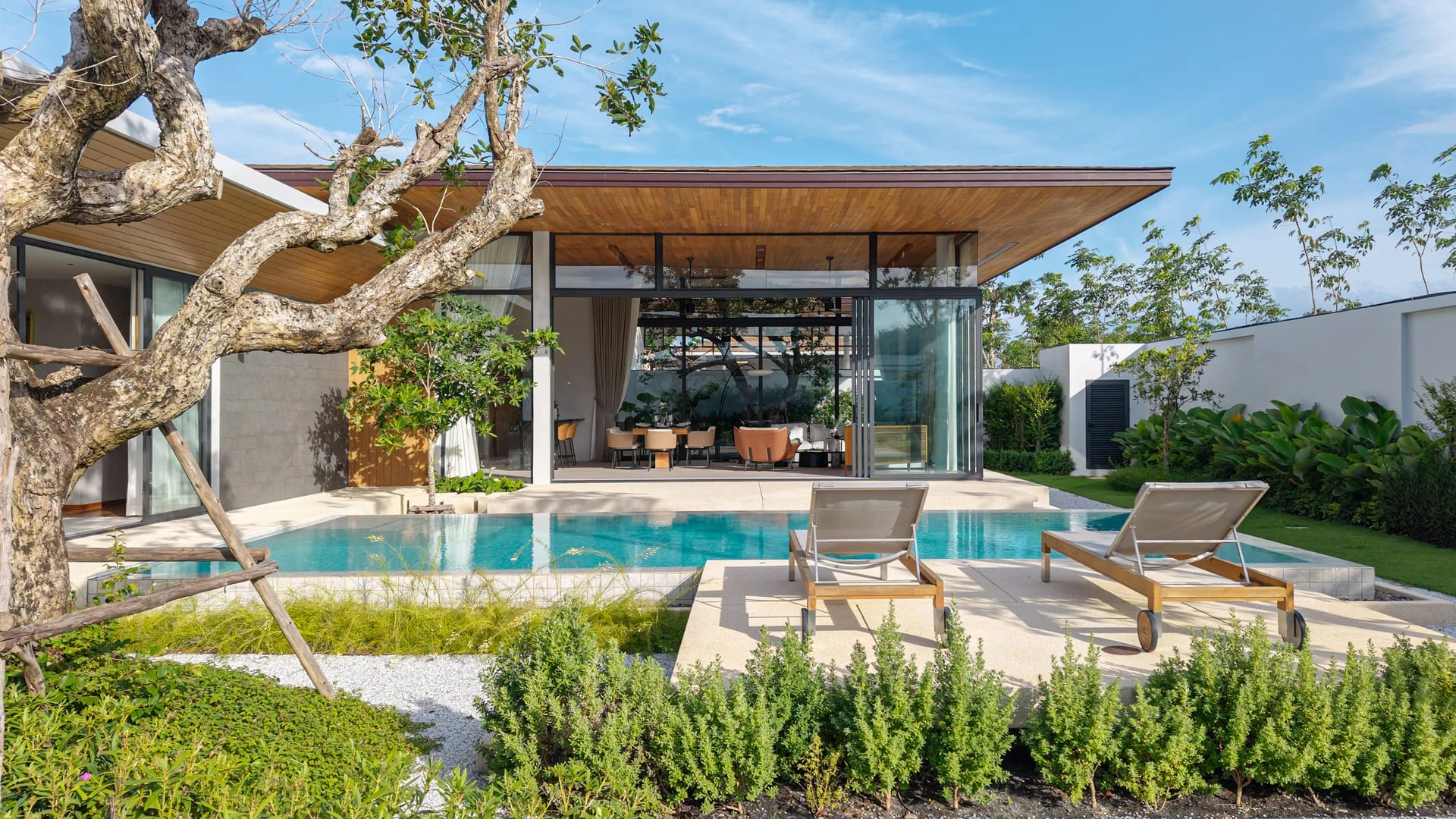 Botanica Four Seasons — Vertical Villa Atrium review